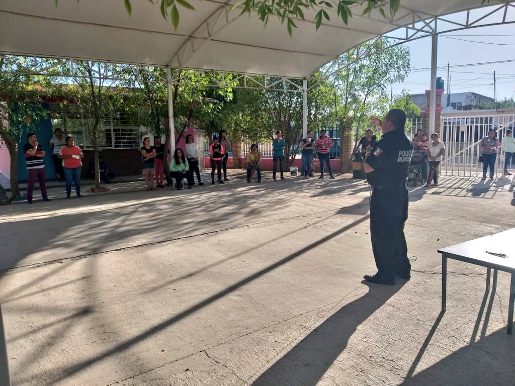DMSPDGO's tweet photo. Vinculación Social a través del Coordinador de la Estación Oriente acudió a reunión del Jardín de Niños Jesús Tébar Rodríguez del Fracc. Renacimiento con el propósito de formar Comité de Vecinos y Seguridad, así como darles a conocer el Modelo de Policía #ProxPol y el #CEMMIP https://t.co/GSsruCEIwT