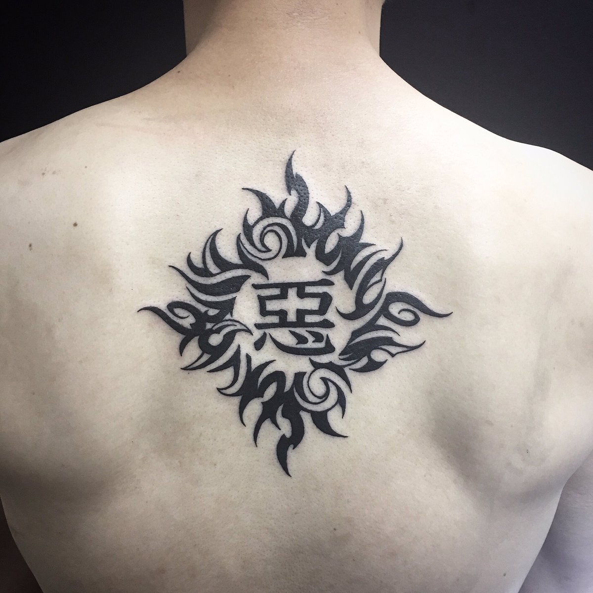 新宿タトゥー Fox Gate Tattoo 背中 太陽のトライバルタトゥー 6月15日 本日も営業中 和彫りから ワンポイント トライバル B Gまでオールジャンル対応のタトゥースタジオ 東京新宿fox Gate Tattoo 新宿駅徒歩7分 個室ブース完備 その他の