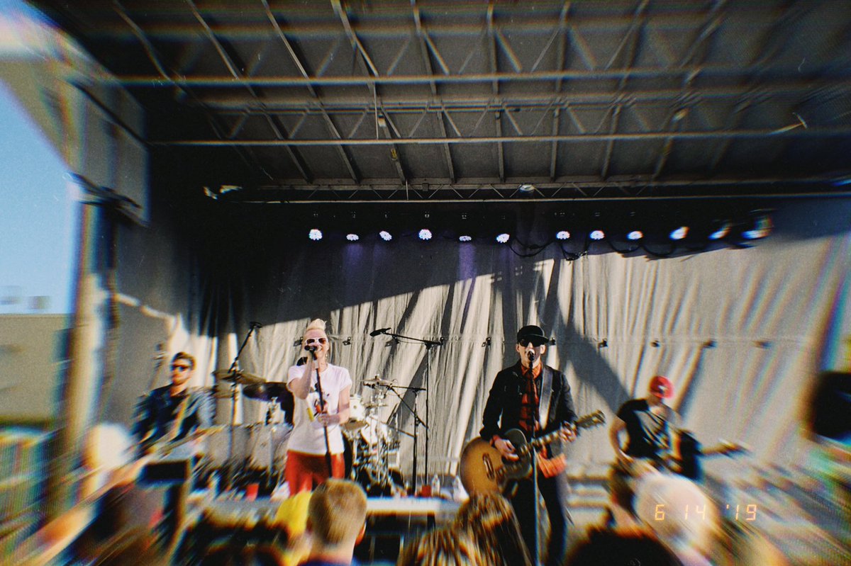 WMZQ's tweet photo. .@thompsonsquare has the crowd ROCKING out!! #shoptyson 🤟🤟 https://t.co/Xaf4EbVXTb