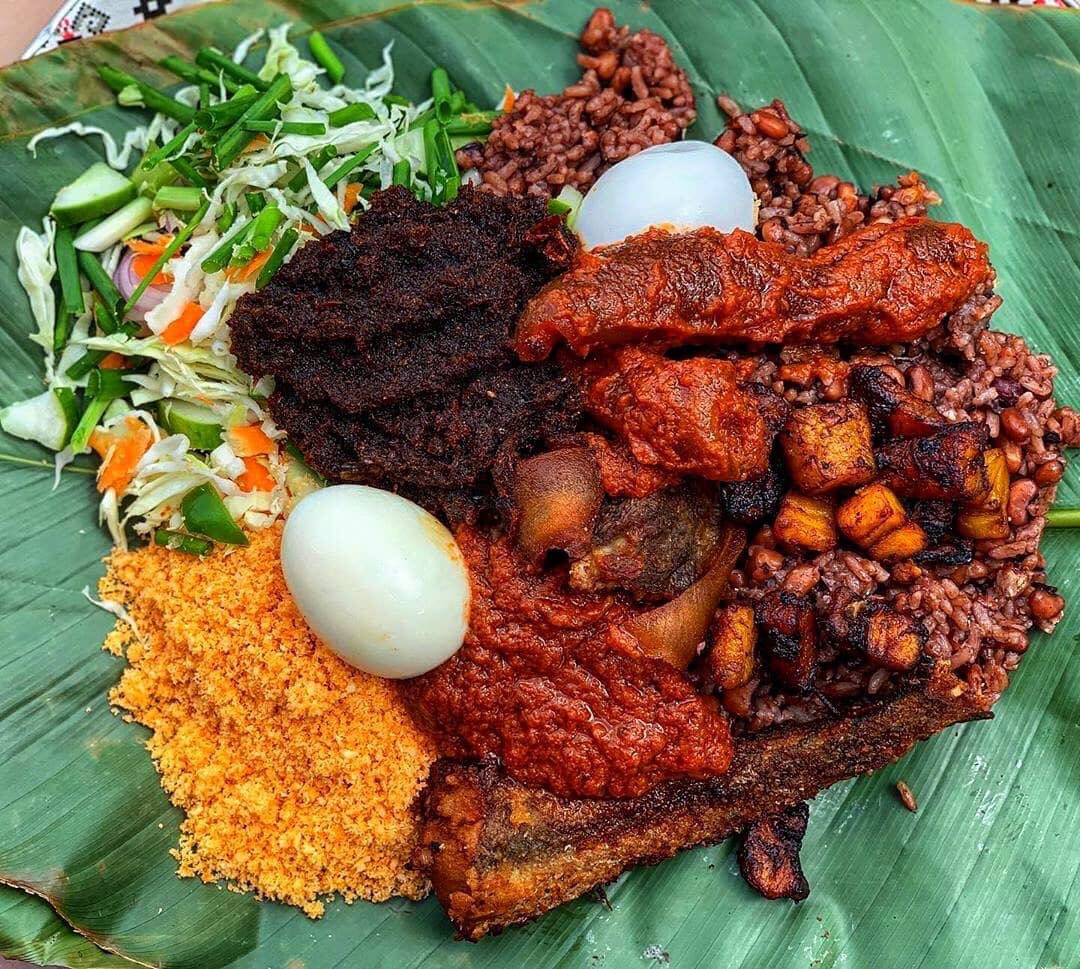 Weekend vibes! 

Say hello to Ghana for this beautiful dish. Looks delicious😋 

.
.
.
.
.
#GhanaFoodNetwork #BanPlasticGhana #EcofriendlyUtensils #WaakyeLeaf #KatemfeLeaves #EcofriendlyHabits #TheNewGhanaianCuisineIsZeroWaste #Ghana #Ghanaians #Chef #Homecook #Foodie #Foodlover