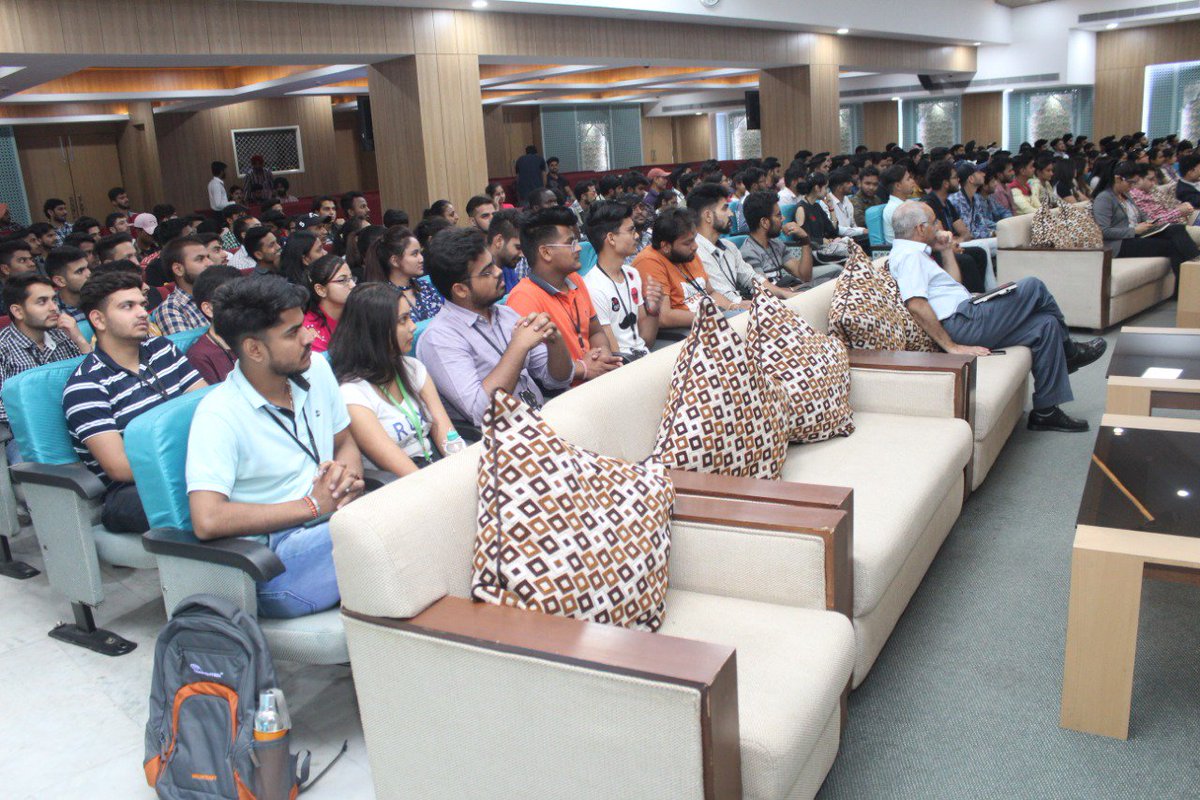 CsharpCorner's tweet image. .@CsharpCorner #ChdDevcon19 kicked off with Introduction by @codewithsimon at @Chandigarh_uni. bit.ly/31xK39h cc @dbeniwal21 @gpsingh6611