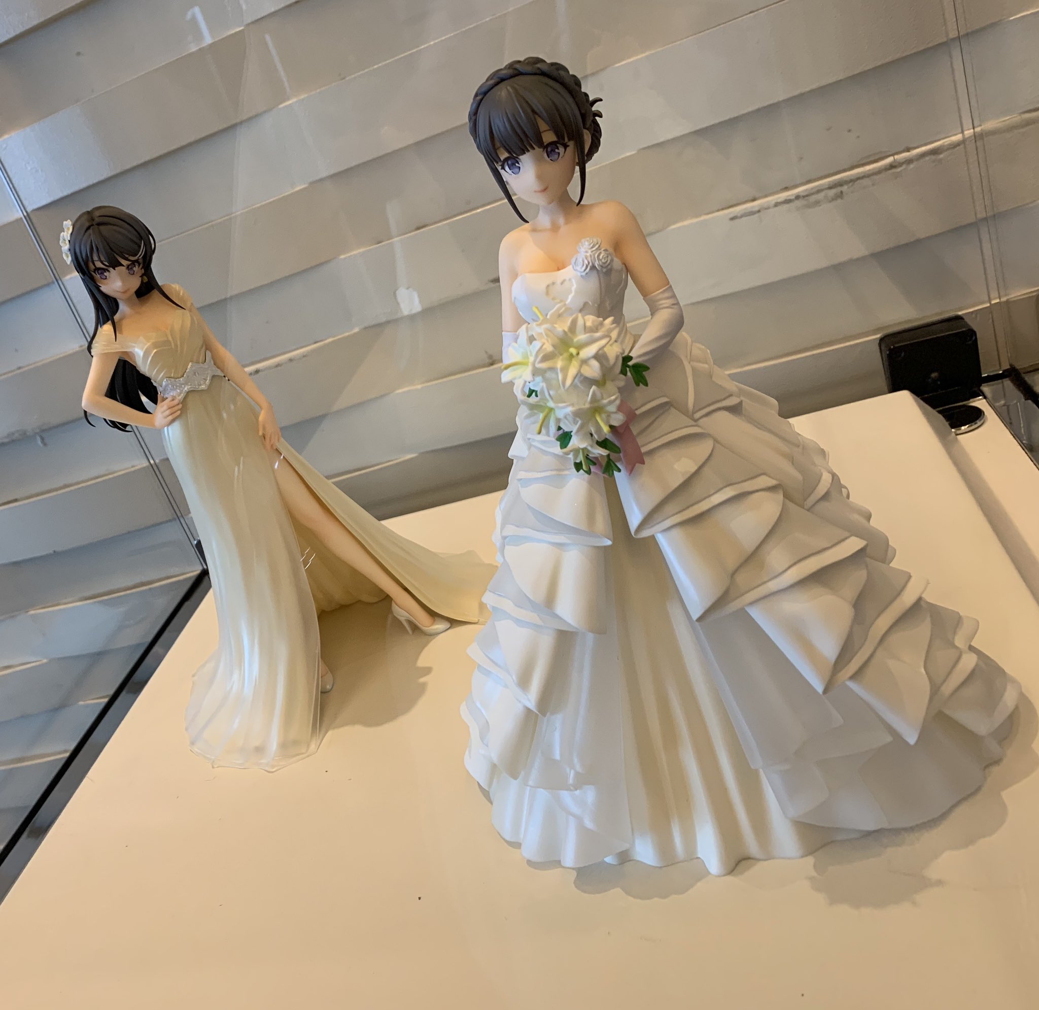 アニメ 青春ブタ野郎 シリーズ公式 フィギュア情報 牧之原翔子 ウェディングver 1 7スケールフィギュア 桜島麻衣 ウェディングver 1 7スケールフィギュア ただいま新宿バルト9の13fロビーにて彩色初展示 翔子さんは本日24時よりaniplex