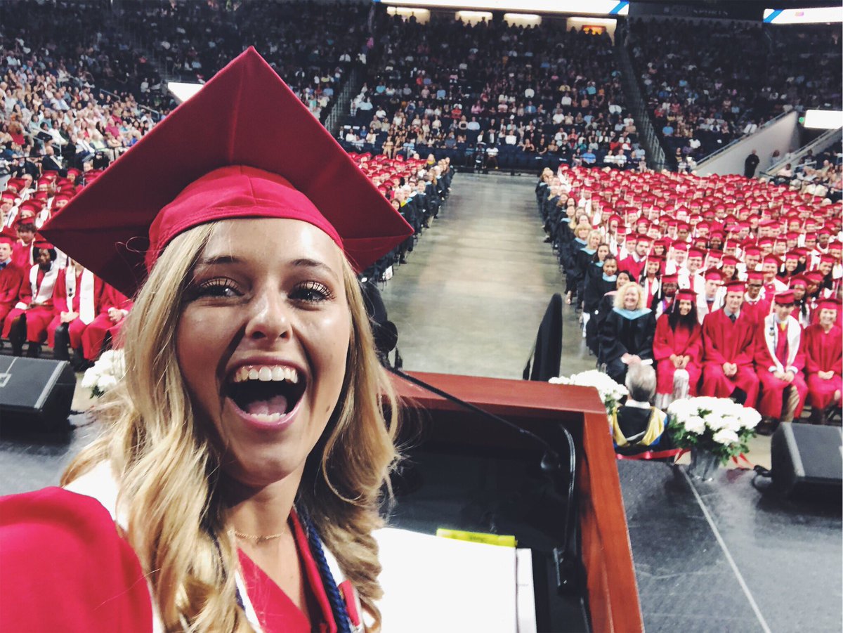 audreyy_bakerrr's tweet photo. gave a speech at my graduation today and this happened.... https://t.co/UdnnL2DusO