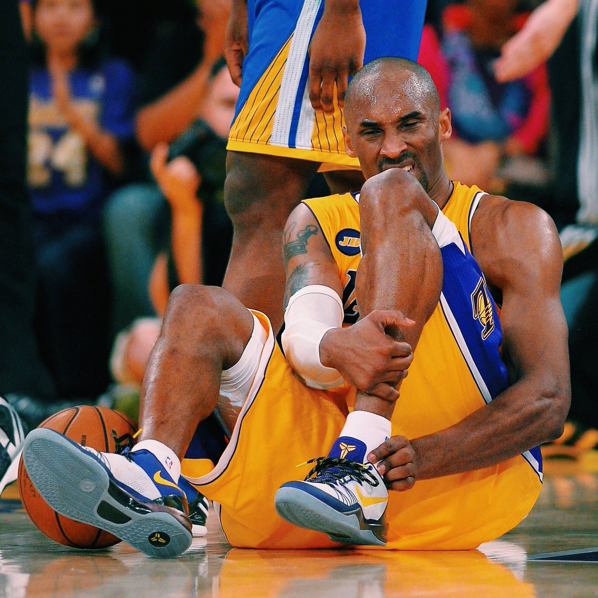 kobe torn acl free throws