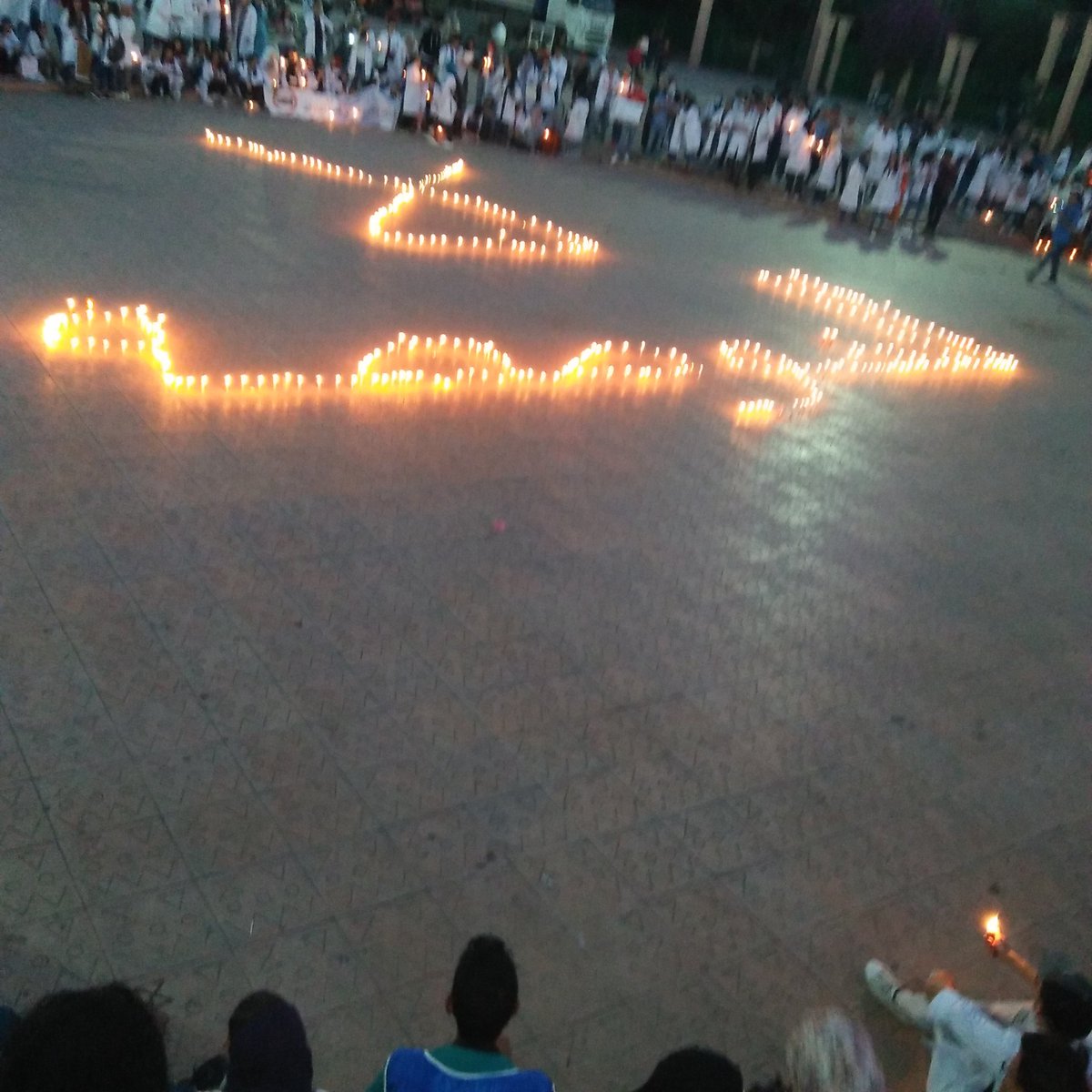 Khaoula45164440's tweet photo. L année blanche est  mieux qu' un futur sombre #non à la privatisation ✌ #DoctorsUnderOppression https://t.co/GdBvNA0CAB
#DoctorsUnderOppression https://t.co/d8U8sHglkt