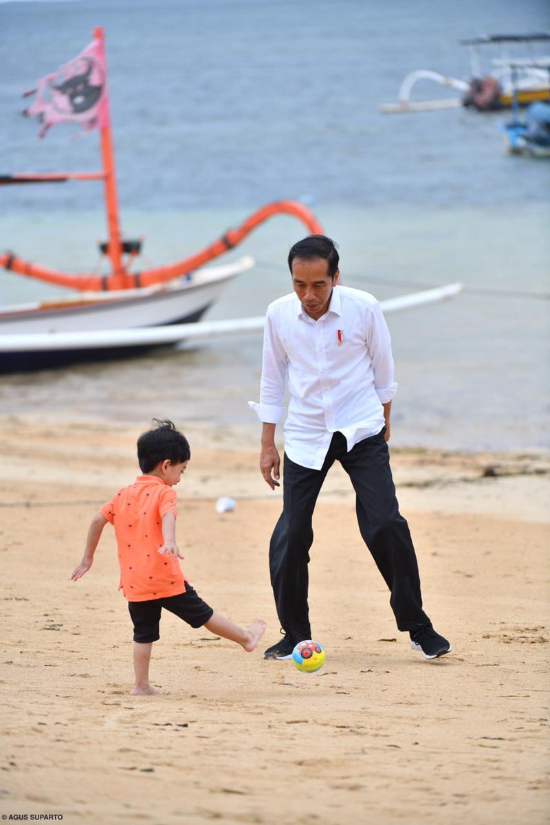 Bermain bola dengan Jan Ethes di atas hamparan pasir Pantai Sanur, Bali.