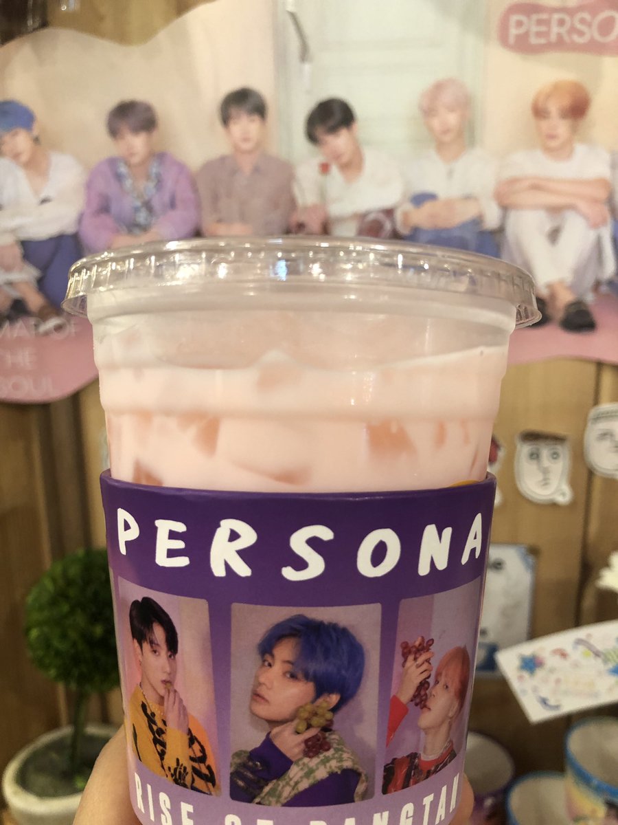 VGM1230's tweet image. 昨日カイサルカフェーに行って来ました。カップホルダー🥤いただきました。すごく可愛い💜
@BTS_twt  #6YearsWithBTS #6YearsAndForeverWithBTS #방탄생일ㅊㅋ #カイサルカフェー