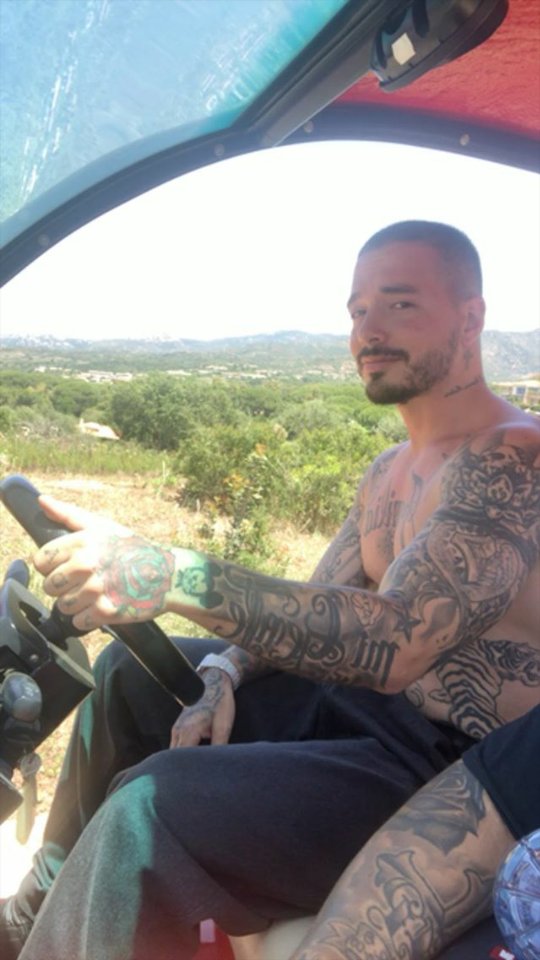 MicaaRo31's tweet photo. RT para votar por @JBALVIN @mtvmiaw
#MTVLAARTISTABALVIN
#MTVLADUROBALVIN #MTVBRHINOBOLAREBOLA #MTVLAHITGLILIKEIT #MTVBRHITILIKEIT
#MTVLAINSTAGLBALVIN #MTVLASHIPCONALTURA #PremiosMTVMIAW https://t.co/yhf4qir5So