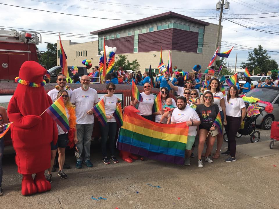 21cLouisville's tweet photo. Happy #Pride to you all! Our #21cLouisville and #ProofonMain flock had a blast at the @PrideInKYย Parade! Thanks for all the penguin love. #KYPride #21cPride #KentuckianaPride https://t.co/J09c2atvcH