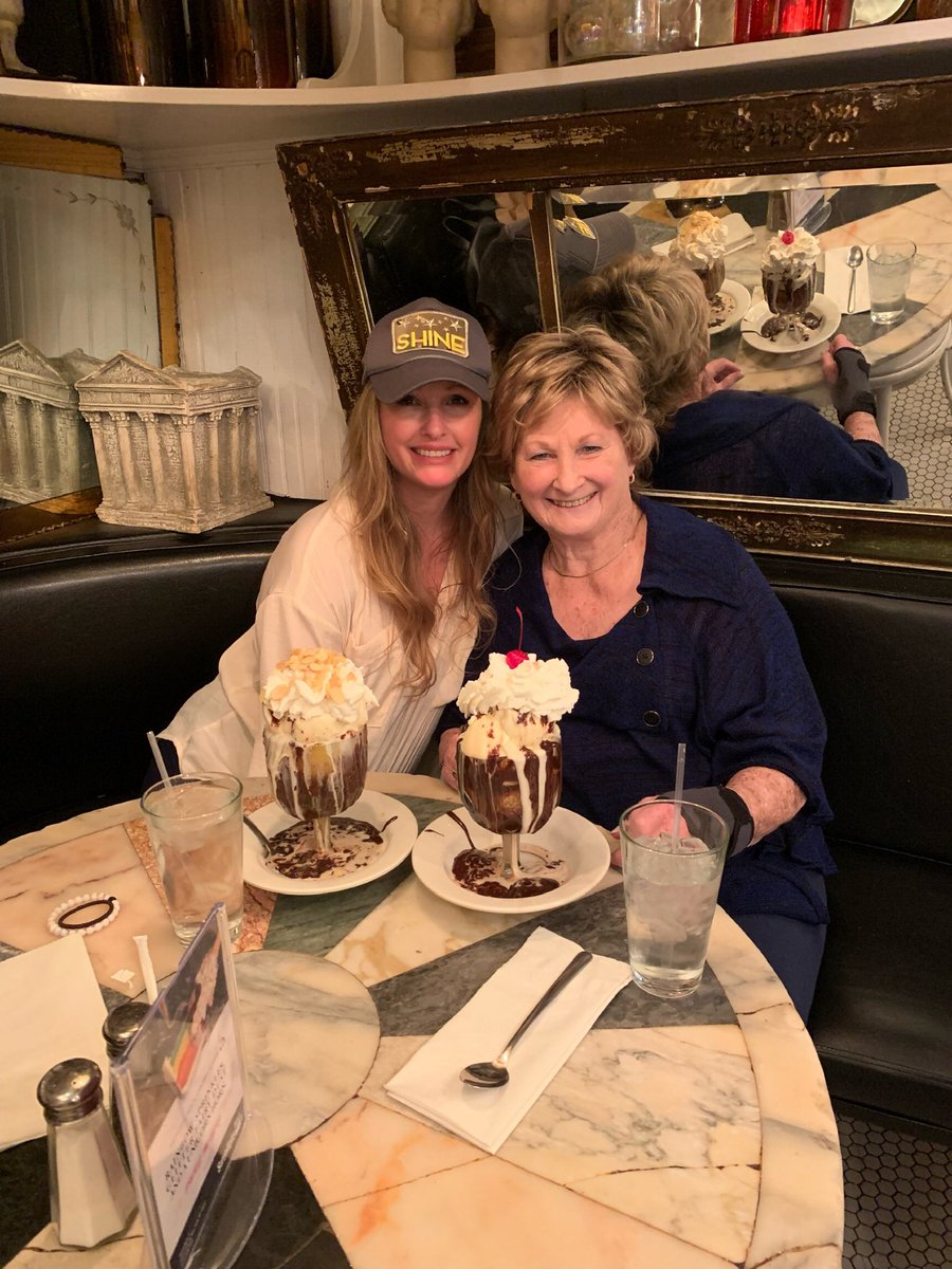CourtneyDawson's tweet photo. 🍨🍭😋#serendipity3 #sweettooth https://t.co/w3USsEij3M
