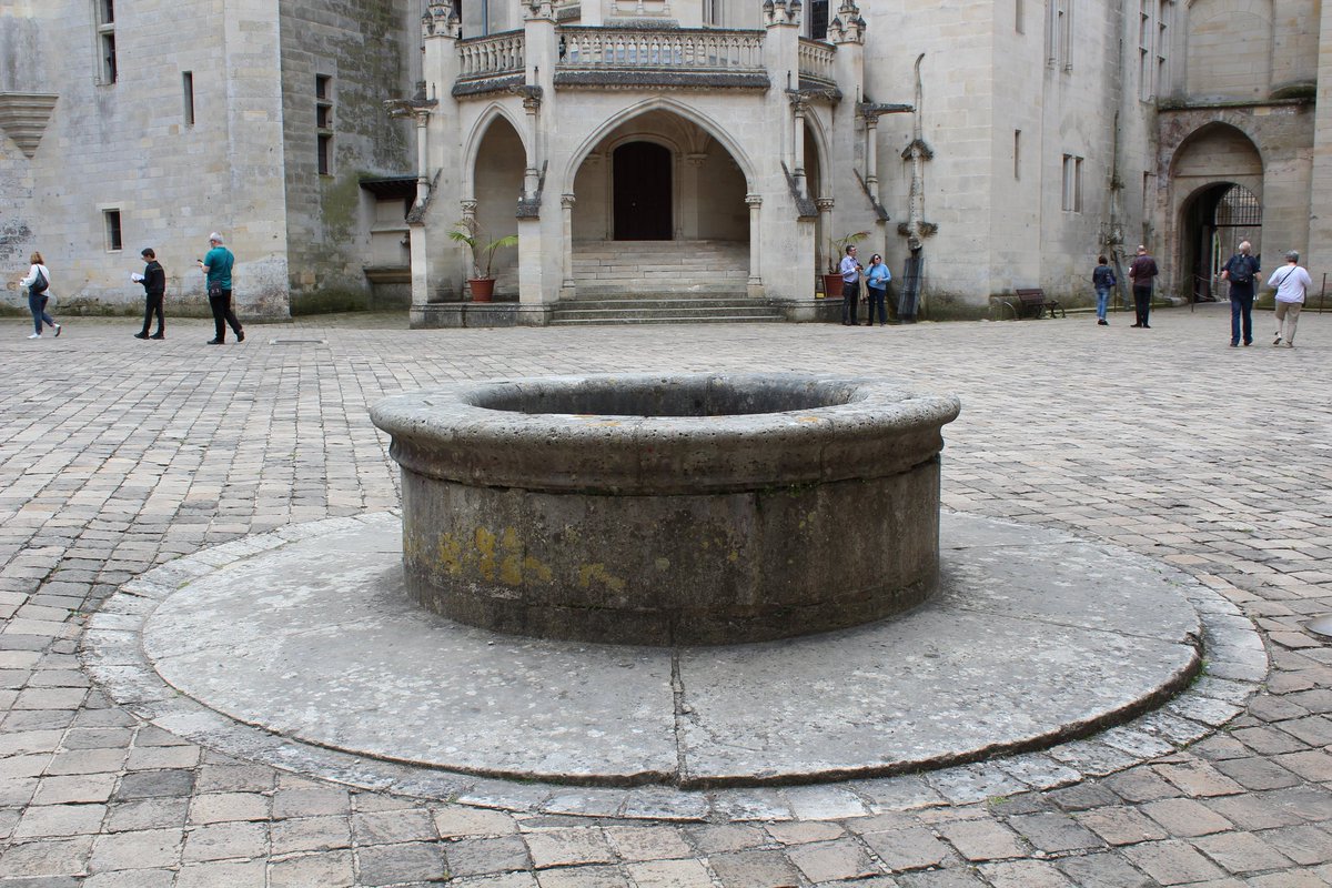 HidingExcalibur's tweet photo. these places are so iconic -I walked in the footsteps of a legend- 
God It's time to sleep it's 3 am https://t.co/igg1v4kcNs