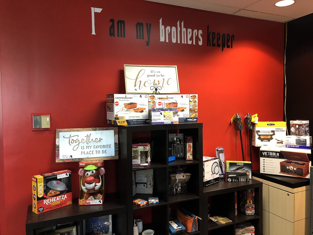 rantoulculture's tweet photo. When you sell in RANTOUL... you get #MobCash to shop in the #LaFamilia store @susandfritz @ShellyBradley15 @BossLady_Berta @MajkoJaime @MaZarate77 @anthonyetuggle @AmaZingXoch https://t.co/ny0hmg36KG