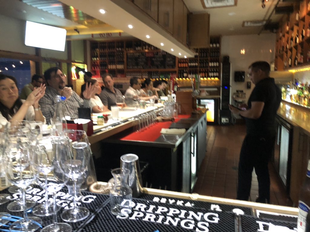 BolloHouston's tweet image. Reverse Happy Hour starts in 15 min!
#FridayFeeling #beer #reversehappyhour #wine #bollo #karbach #silvereagle #drippingspringsvodka #pizza #pizzaandbeer #pizzaandwine