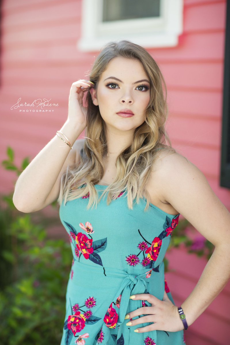 SarahModene's tweet image. Omg... @CaleighInstone, your senior pics are 💥🔥 I’M OBSESSED ❤️