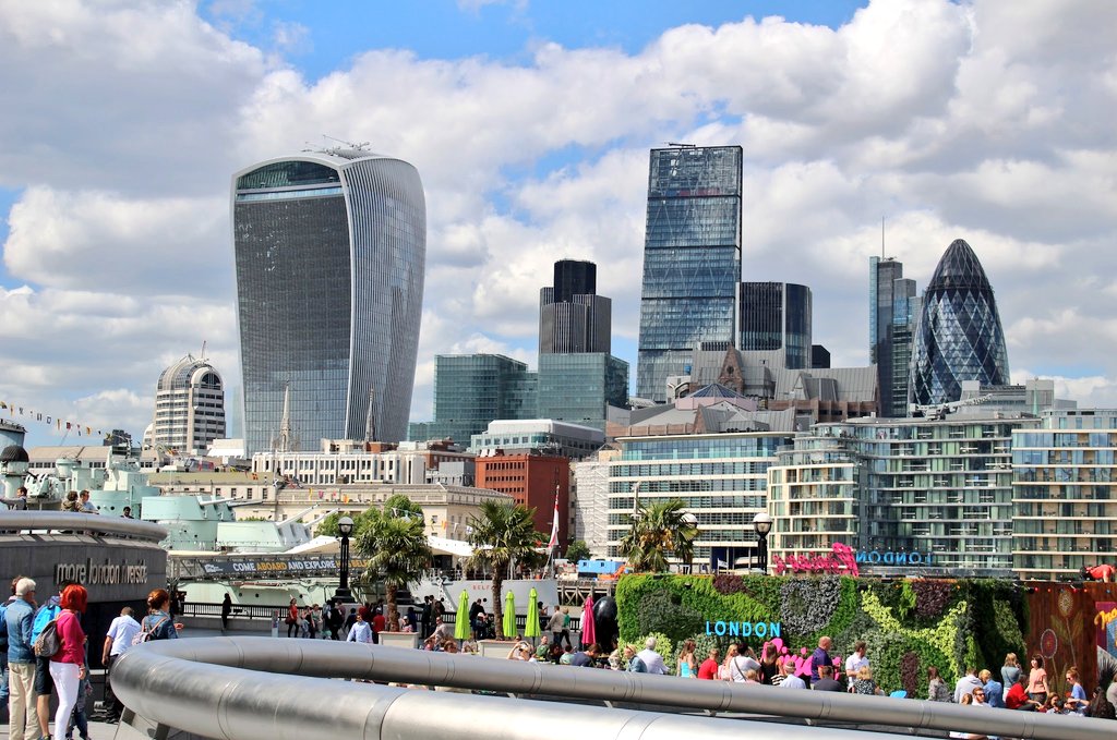 「ロンドンの金融街、ほとんど未来 」|竹内絢香🇬🇧のイラスト