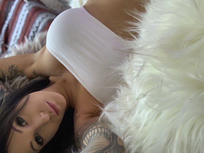 8 months pregnant in summer 😎 https://t.co/Q5XPTOPiD6