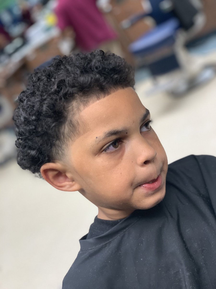 iamdwj13's tweet photo. 🆒Shadow taper/ I am located at the barber college in Des Moines IA📍I am looking to build my clientele and I’d love for you to be a part of it ❗️So come check me out . #planetfitness #barbersoul_ #iowabarber #student #ymca #barberporn #downtowndesmoines #barberword please share https://t.co/zc3pVwVMnn