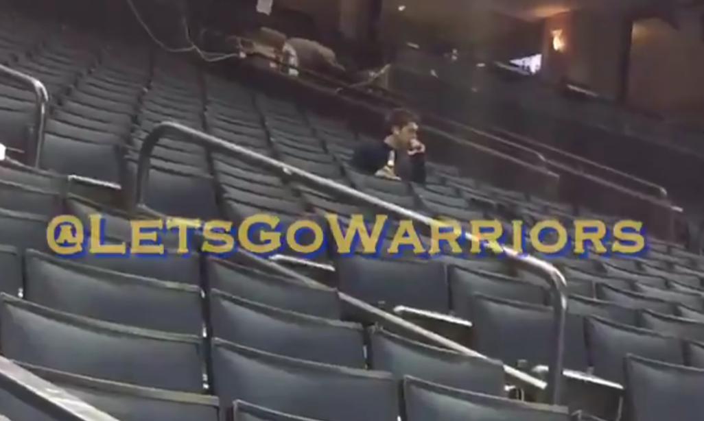 【影片】連傷兩員大將無緣三連冠!勇士總經理賽后獨坐空蕩盪球館,借酒消愁陷沉思!-黑特籃球-NBA新聞影音圖片分享社區