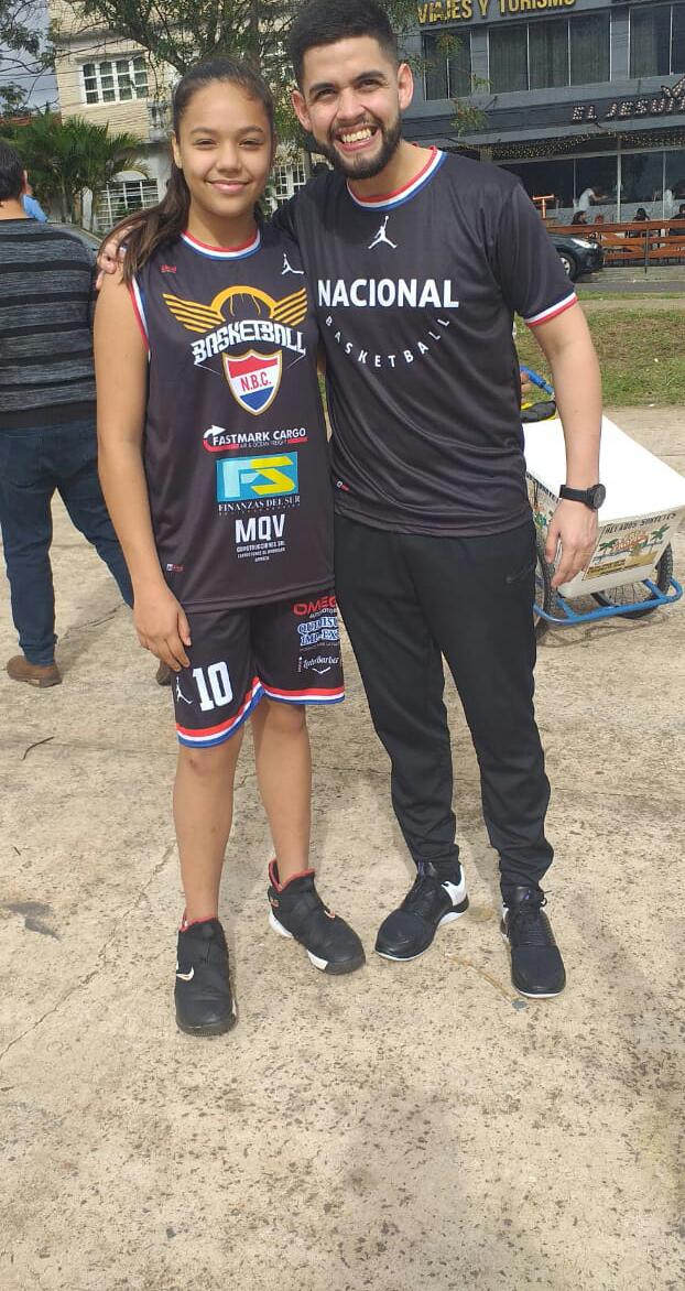 NacionalFCEnc's tweet photo. Felicitaciones María Paz, Jugadora del Club 🙌🏻👏🏻💪🏼🏀

Convocada a la Preseleccion Paraguaya U14 🇱🇺 con miras al Sudamericano Femenino previsto en el mes de Julio en Ecuador.

Muchísima suerte Paz, con toda esa garra que te caracteriza 💪🏼🏀 https://t.co/gBmWyf2IsJ