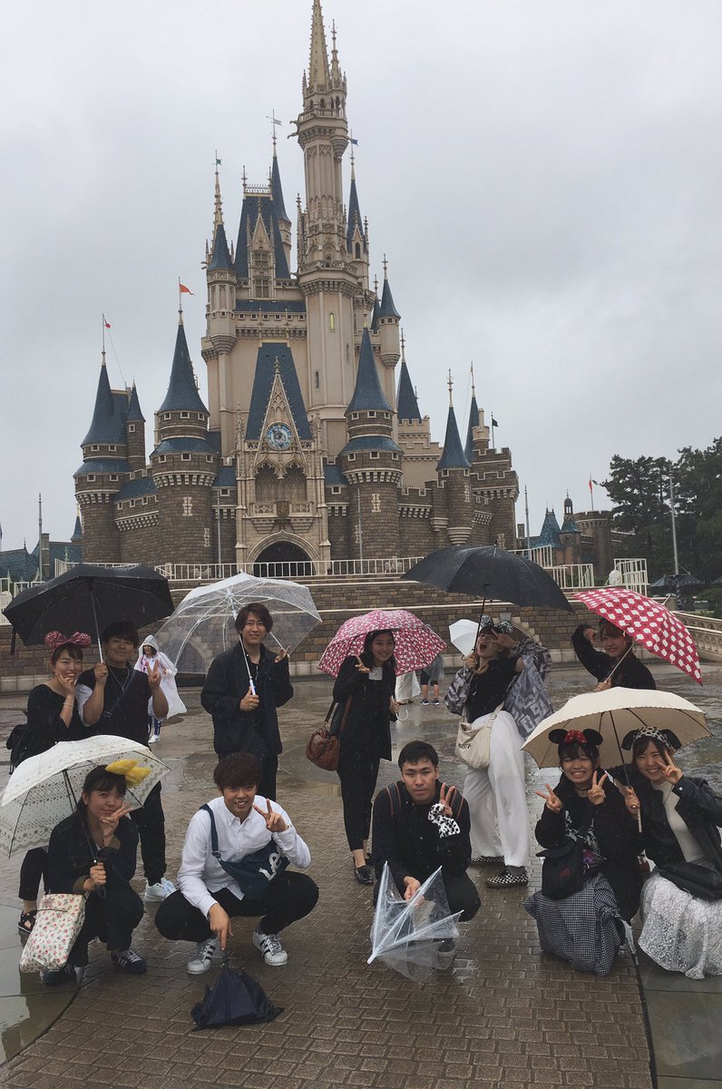 学生団体memory ディズニーレク 今日は 雨の中ですがdisneylandに遊びに来ています ドレスコードモノトーンコーデ 雨の中でもキャラが濃いのが 学生団体memory です 映えとは ディズニーランド T Co Sdxxeol49g Twitter