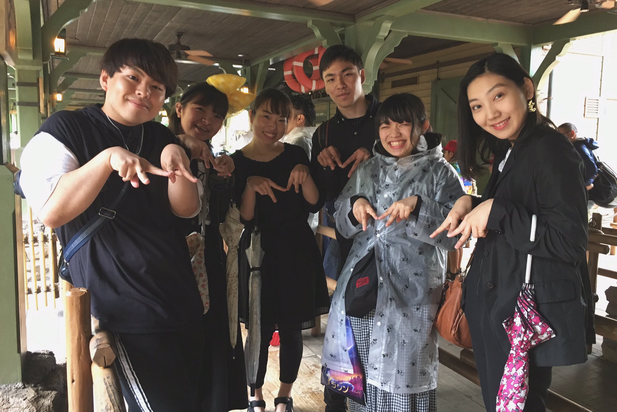 学生団体memory ディズニーレク 今日は 雨の中ですがdisneylandに遊びに来ています ドレスコードモノトーンコーデ 雨の中でもキャラが濃いのが 学生団体memory です 映えとは ディズニーランド T Co Sdxxeol49g Twitter