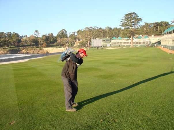 FMurray9's tweet image. Me swinging a rake at the 18th @ Pebble Beach in 2008. #goodtimes #grasscutter #ditchdigger #USOPEN2019