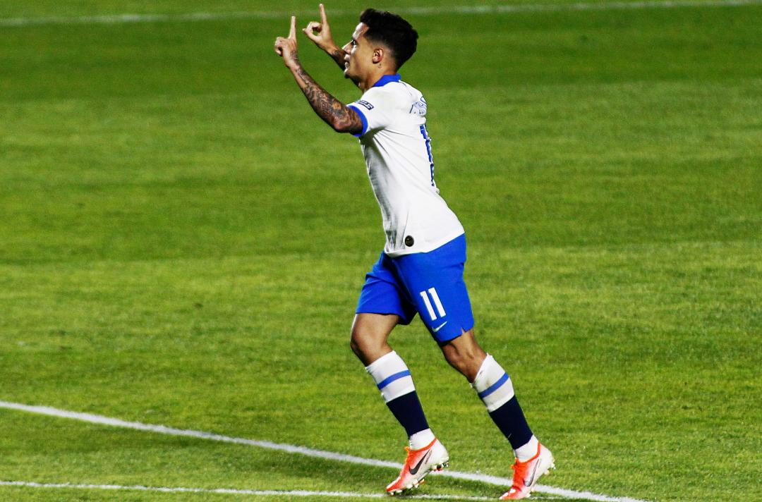 Coutinho festeja uno de sus goles a Bolivia.