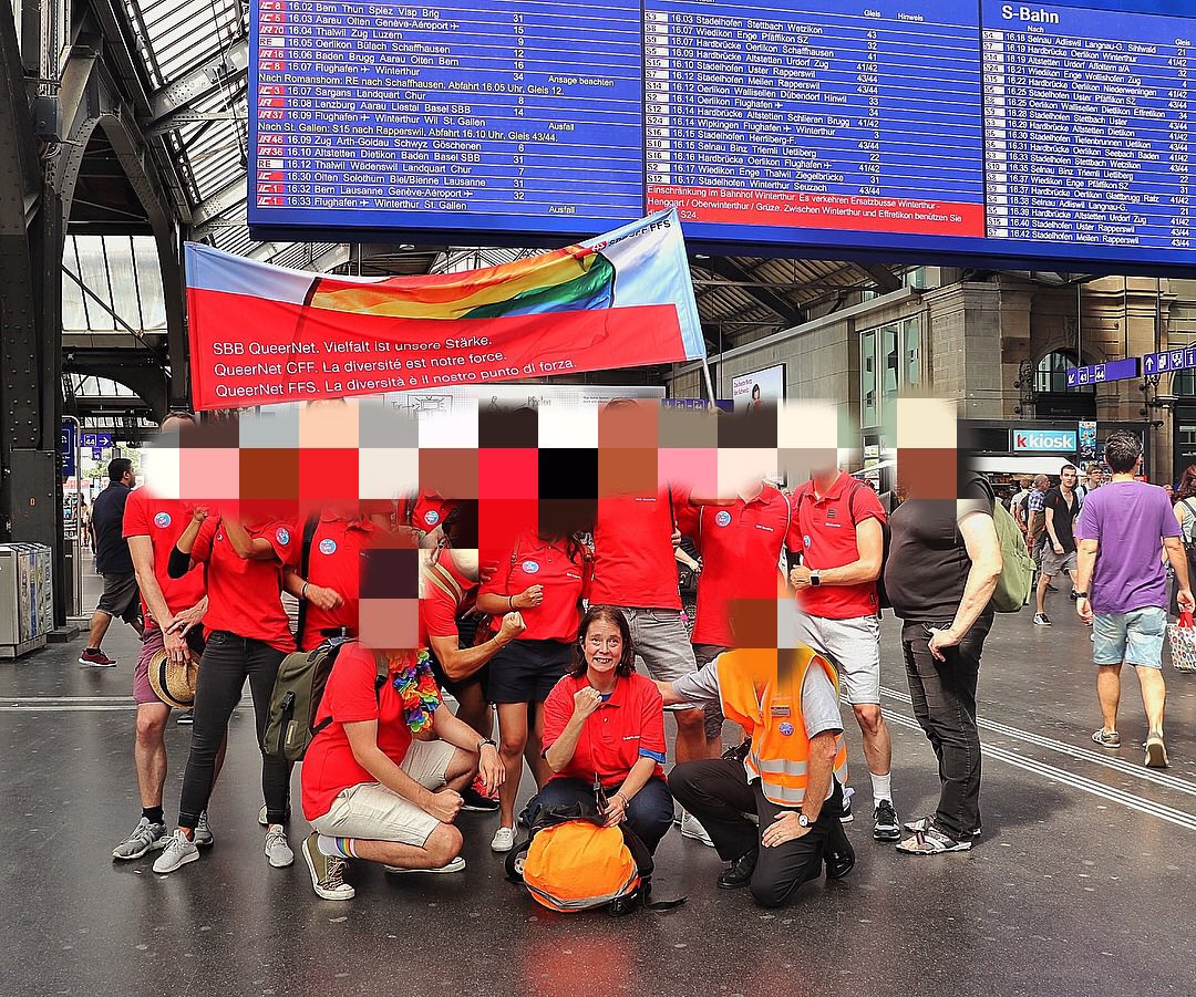 AndreaJerger's tweet photo. Guten Morgen, Heute ist #Pride2019 in Zürich!
Bin mit der #SBBCFFFFS #sbbqueernet unterwegs!
Vielleicht ist sogar @KathrinAmacker dabei!
Wünsche allen eine schöne Pride
#lgbtq https://t.co/5oRMfYEfuH