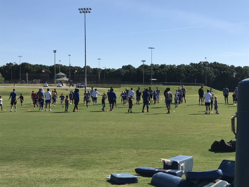 bugynyte1906's tweet photo. @fhsfalcons1 Football Coach @CoachHesterFB, his coaches and players are hosting a youth youth football camp at the @cityoflorenceal Sportsplex.  #fclearn #yoursystemourcommunityoneflorence #hardworkpaysoff https://t.co/NKbAPUpxHL