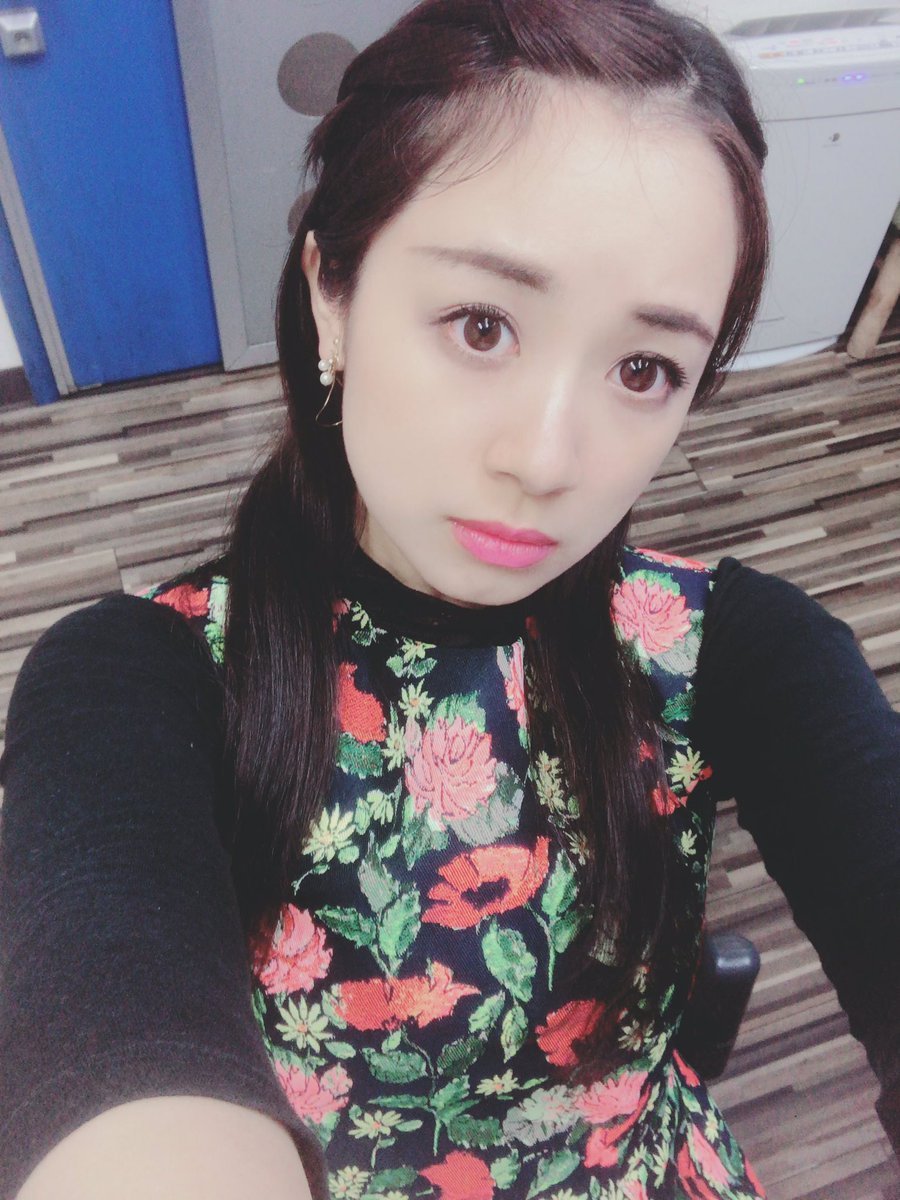 KaoruHayano1212's tweet photo. レインボータウンFM「WeekendFun!」ご視聴、観覧、メール、ありがとうございました🌸噛み噛み猛省。今日はスタジオ前を通って手を振ってくれた清水彩花ちゃんをみて、放送中にも関わらずテンション上がりすぎて「女優が通りました！」って謎に叫んでしまいました、嬉しいサプライズ♥️では良い週末を！ https://t.co/MvPeYRsWIq