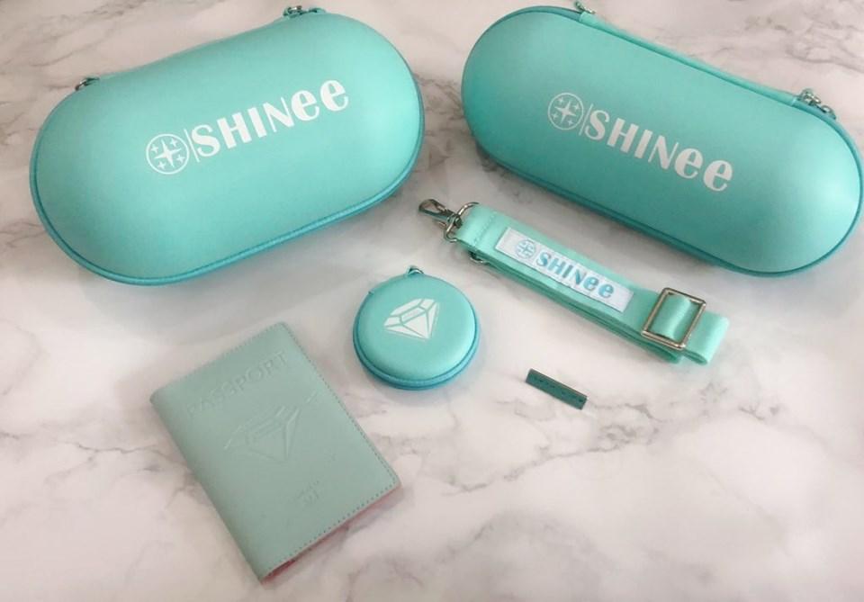 HappyMatchaGO's tweet photo. [MX 🇲🇽 GO ] 💎 SHINee  Shating star pouch, earphone case, passport case, strap &amp; badge by @5hineepouch2 
Pls RT

📆 17 DE JUNIO 
💸 Varios 
📝  Formulario del pedido: https://t.co/aP2PXnR4eE

#SHINee #Lightstickpouch #Lightstick #Case #Pouch  #WTS #Kpop https://t.co/rj5AhLvQlN