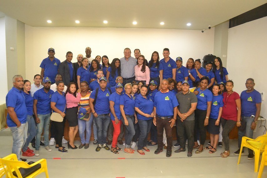 AMontasRD's tweet photo. - #MichelleOrtiz sostiene encuentros con coordinadores de su proyecto los cuales asumieron el compromiso de apoyar las aspiraciones de nuestro próximo Alcalde el Arq. @AMontasOficial
#QueMeDevuelvanMiCiudad
#MujeresconAM
#MujeresConAlejandro
#MujeresConAlejandroMontas https://t.co/OaFnV6dGmQ