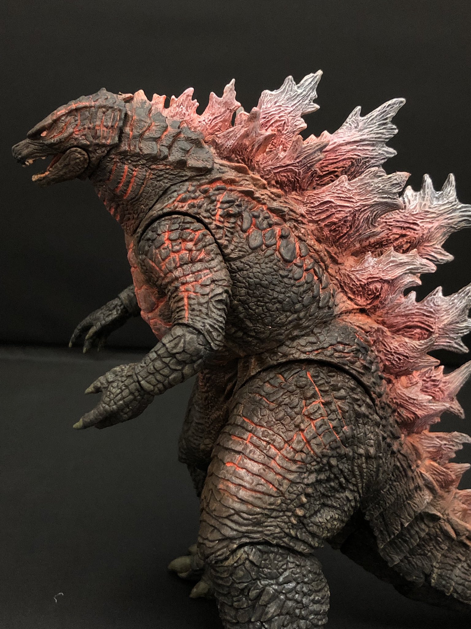 تويتر キム 肉食べたい على تويتر ゴジラ Godzilla Neca のドハゴジを劇中のバーニングゴジラへリペイントしました 塗装は基本シタデルの筆塗りで 背びれや腹部をエアブラシで行いました 最後にシタデルでドライブラシで整えて完成 T Co 9rj1leki6j