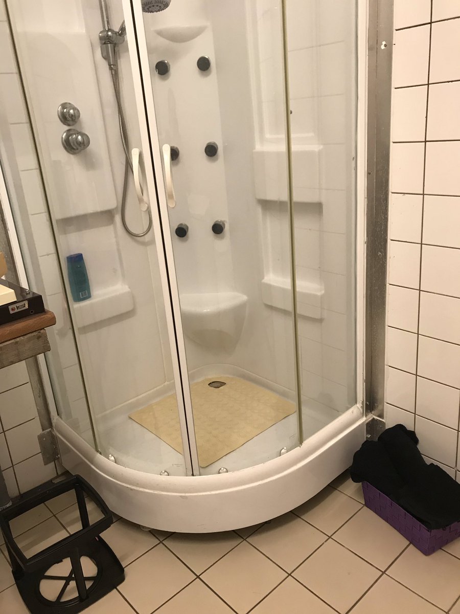 Vanaf heden ontvang ik sub’s/slaven 
80€ sessie 1/2 uur
150€ sessie uur
Halve dag sessie 450€
Dag sessie 800€
Opsluiting/huishoud slaaf 40€ per 1/2 uur (enkel ism sessie) 

Voor meer info en boekingen
Meestereschelsey@gmail.com