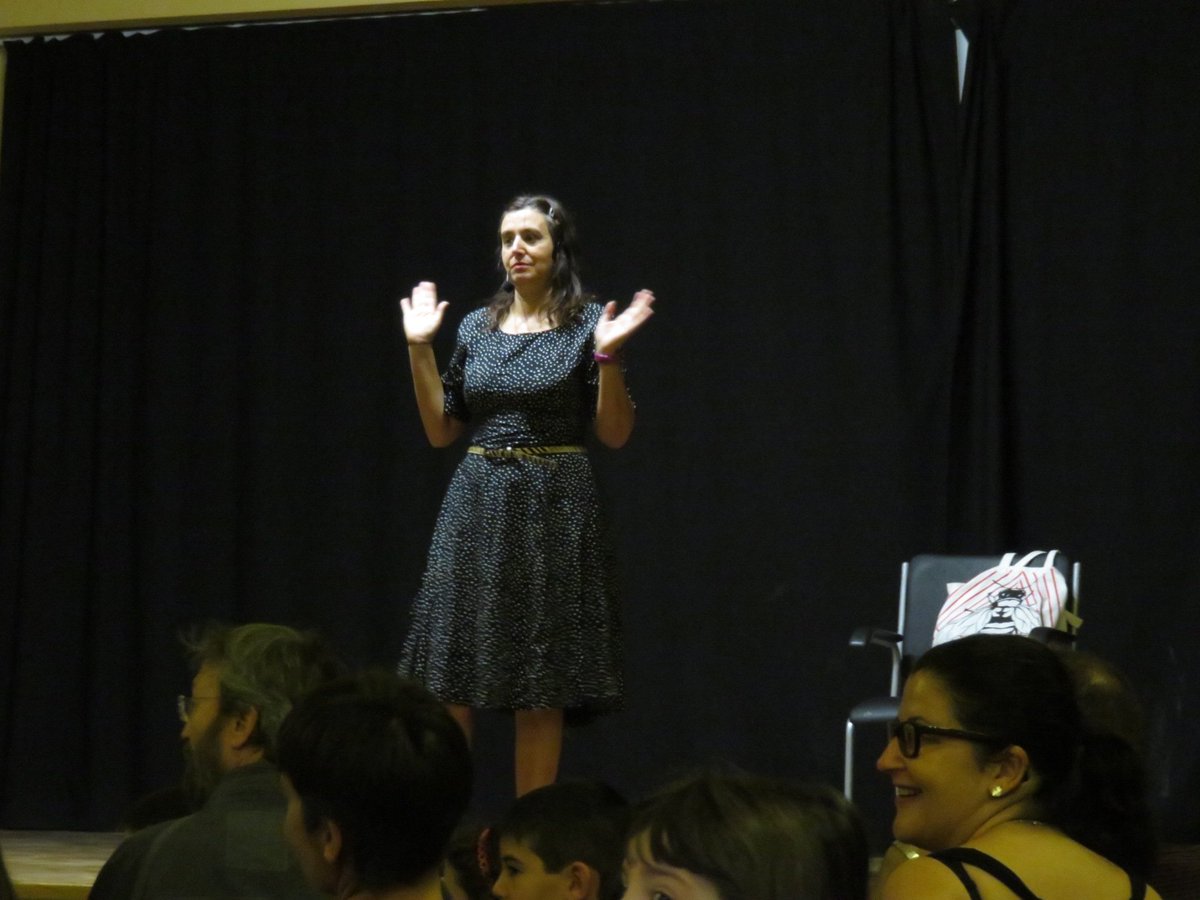 Los #Monucuentos del #28MaratónCuentos ya han comenzado!!!
#AnaApika una de las que abre la veda, en sesión familiar, en el Liceo Caracense.