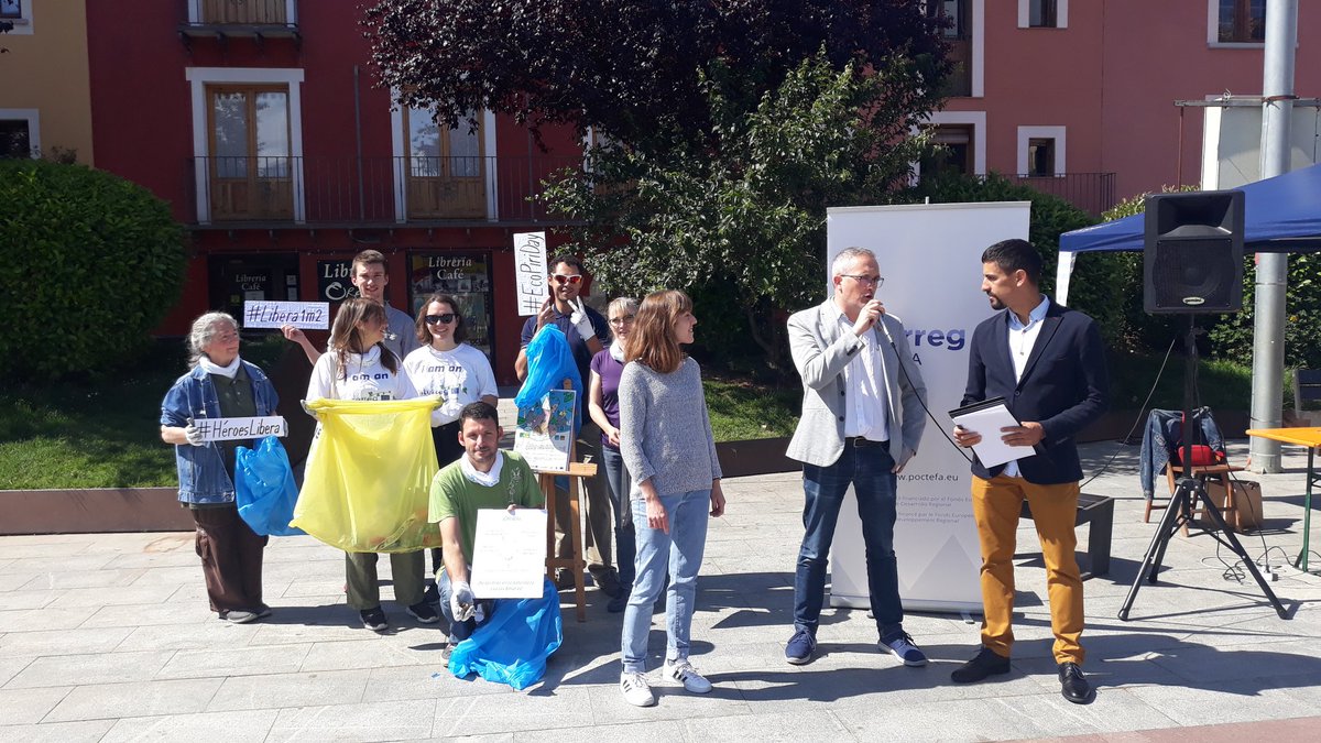 InterregPOCTEFA's tweet photo. Gracias a los #héroeslibera y #heroínaslibera por la ayuda de recogida de #Basuraleza y también al #alcalde de #jaca por su intervención 💪🌍 #LIBERA1M2 https://t.co/YXko2vVoMq