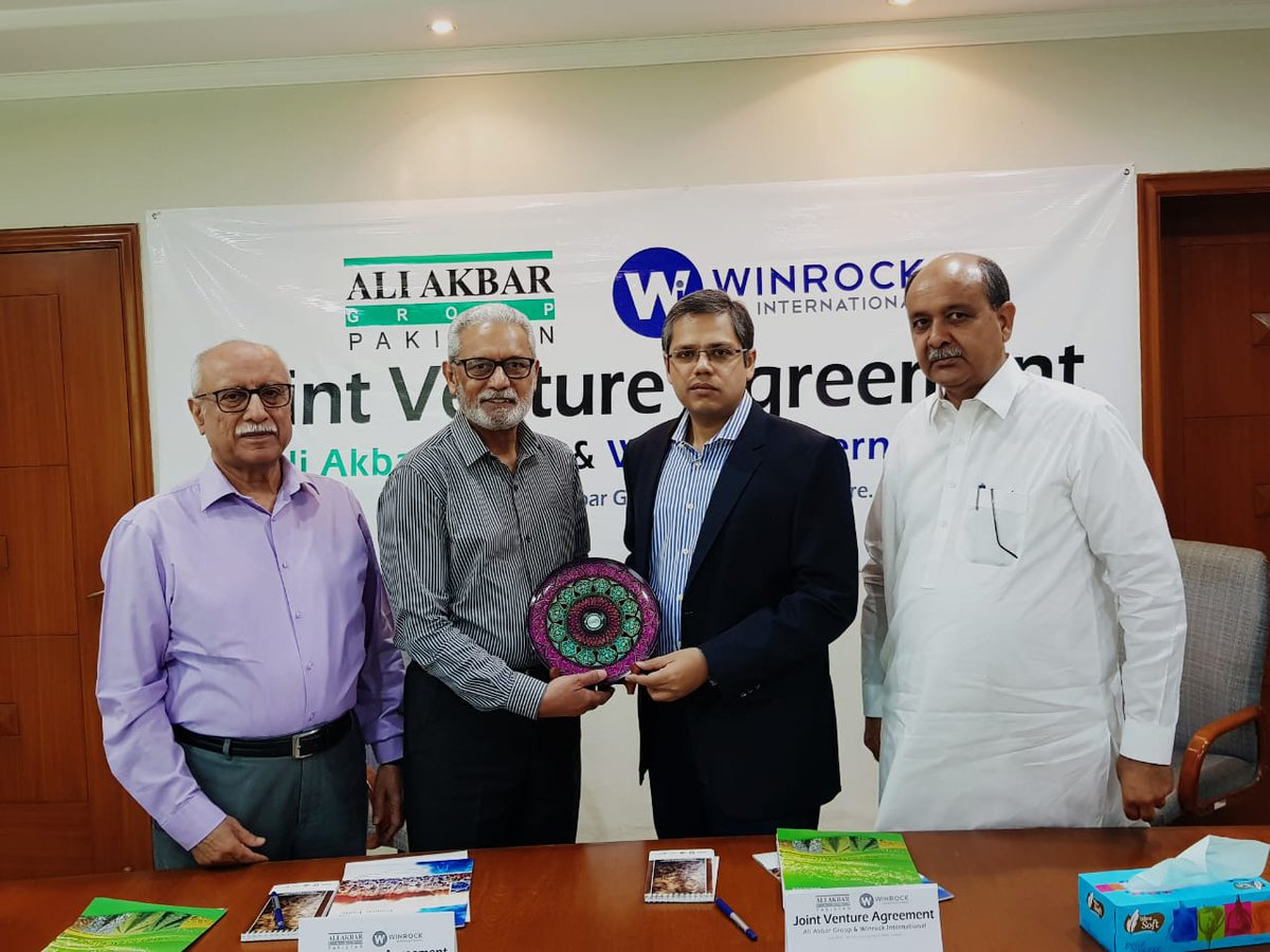 TARGET_PVT's tweet photo. #AliAkbarGroup, #Winrock
MOU signed between #AliAkbarGroup and #Winrock International-PAD Project to facilitate agriculture development with focus on value chain development covering four crops namely dates, banana, tomato and red chili in Punjab and Sindh provinces. https://t.co/mrxA3WGspW
