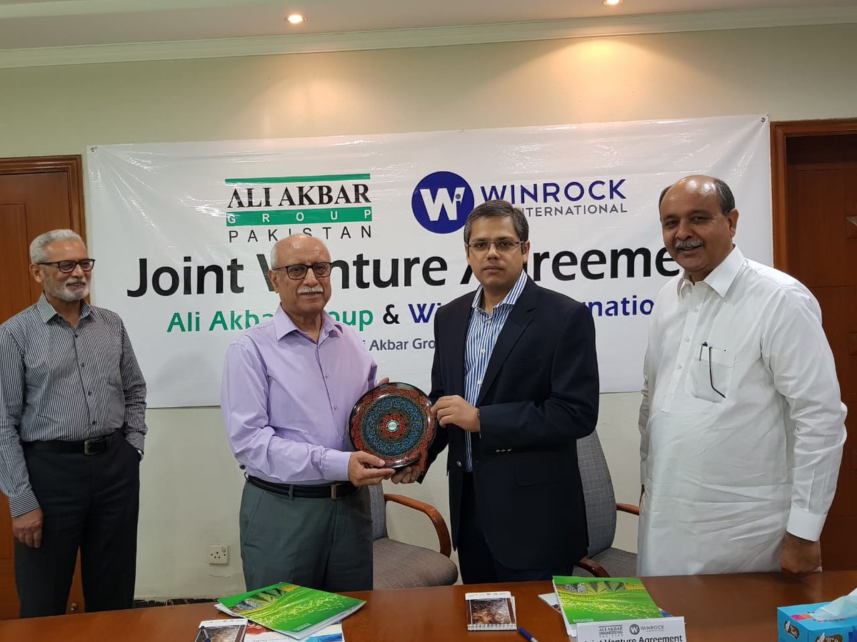 TARGET_PVT's tweet photo. #AliAkbarGroup, #Winrock
MOU signed between #AliAkbarGroup and #Winrock International-PAD Project to facilitate agriculture development with focus on value chain development covering four crops namely dates, banana, tomato and red chili in Punjab and Sindh provinces. https://t.co/mrxA3WGspW