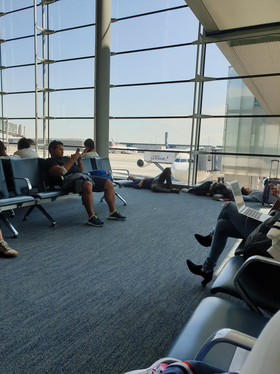 BlogMatacone's tweet photo. Le attese in aeroporto....voi che fate? Cellulare? Libro? Riviste? Camminate? Dormite? PC? Io mi guardo  in giro e leggo appunti di Viaggio #blogmatacone #viaggiare #attesadelvolo https://t.co/nRJCZv7zFe