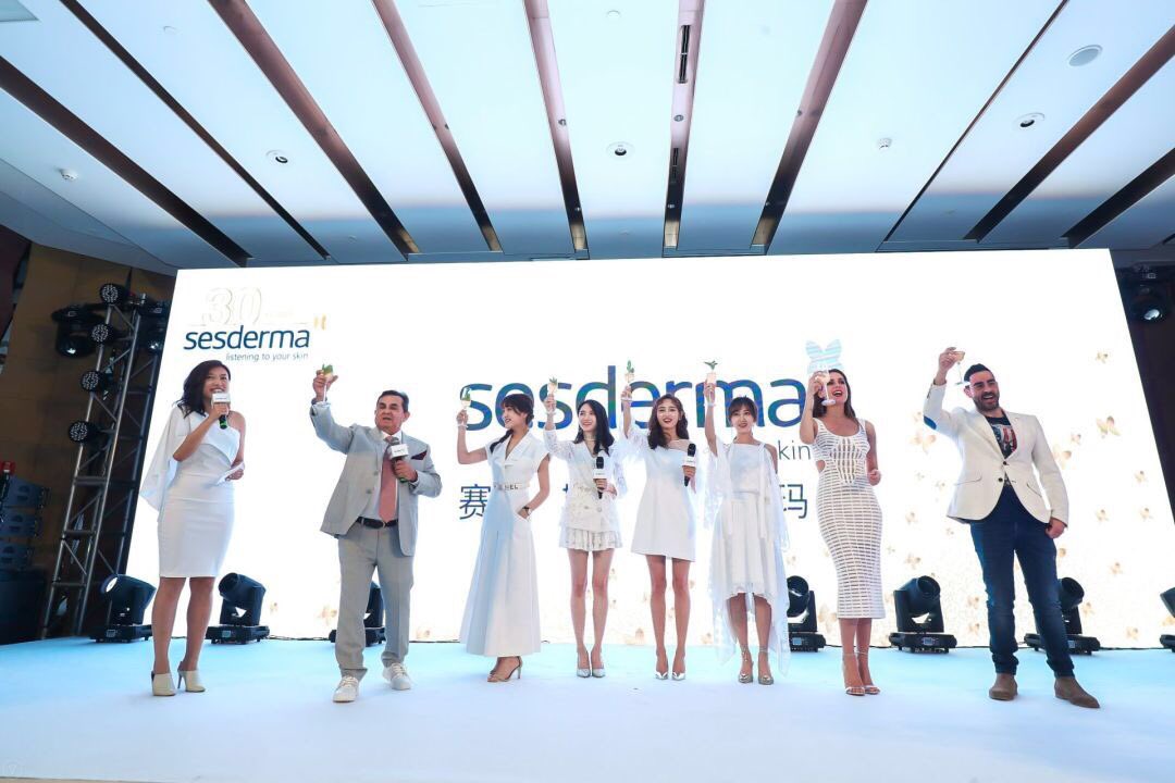 doctorserrano's tweet photo. Gran evento de presentación del nuevo #Atopises y #Mistology de @Sesderma en #China, acompañado de mi hijo y CEO de la empresa Juan Manuel Serrano. Gracias a todo el equipo que lo ha hecho posible! https://t.co/5bbN1yKZOF