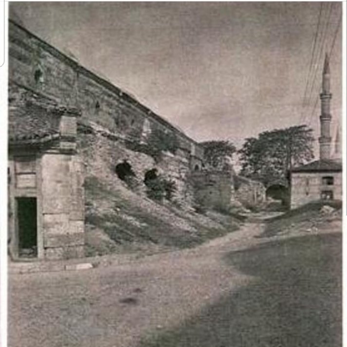 EdirneHap's tweet photo. 1389, Edirne - 26 Mayıs 1421, Edirne), beşinci #Osmanlı padişahıdır.

Tarihî kaynaklarda ismi Muhammed şeklinde geçer.
Babası #IBayezid, 
annesi cariye olan #DevletHatun'dur.

Tahsilini Bursa ve Edirne Sarayı'nda tamamladı. 
#Fetretdevri padişahıdır. https://t.co/6C8t3xFm3J