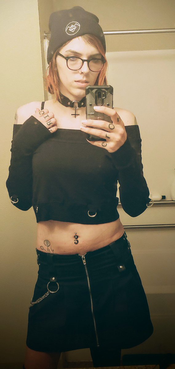 venom_sinn's tweet photo. She shreds. @killstar https://t.co/qLlgWpG8lw