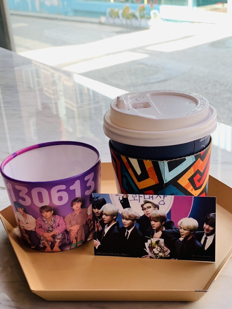 proof06130613's tweet image. 부산에 못 가는 대신 서울 겉돌이 이지만 즐겁게😄집근처 방탄 이벤트카페와서 음악 듣기🙂🎧 음악 빵빵하게 틀어주셔서 넘 좋음. 나만의 방법으로 즐기기🤗#6YearsWithLuv
#머스터축하
#내인생에한번뿐은방탄소년단
#방탄매직🙏
@BTS_twt