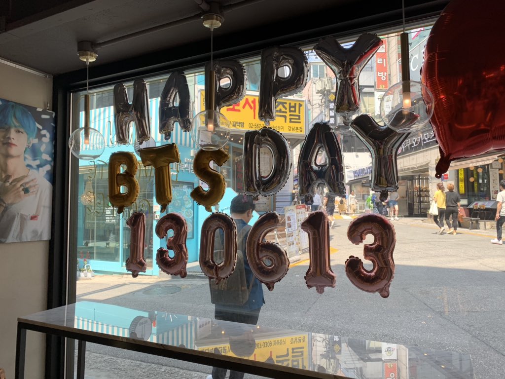 proof06130613's tweet image. 부산에 못 가는 대신 서울 겉돌이 이지만 즐겁게😄집근처 방탄 이벤트카페와서 음악 듣기🙂🎧 음악 빵빵하게 틀어주셔서 넘 좋음. 나만의 방법으로 즐기기🤗#6YearsWithLuv
#머스터축하
#내인생에한번뿐은방탄소년단
#방탄매직🙏
@BTS_twt