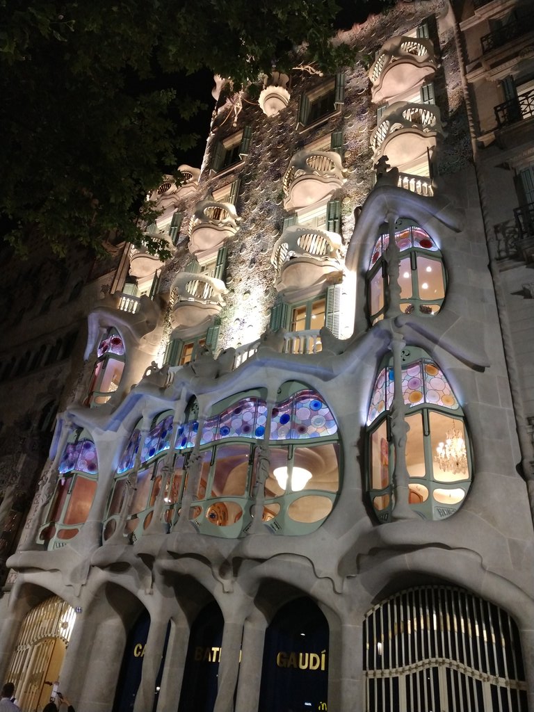 SUG_STEAM's tweet photo. Architecture by Antoni Gaudí can be seen all over Barcelona, Spain.  Some buildings are beautifully lit up for the evening!!  Can't wait to see the Sagrada Familia later today! https://t.co/zHatrKVnCR