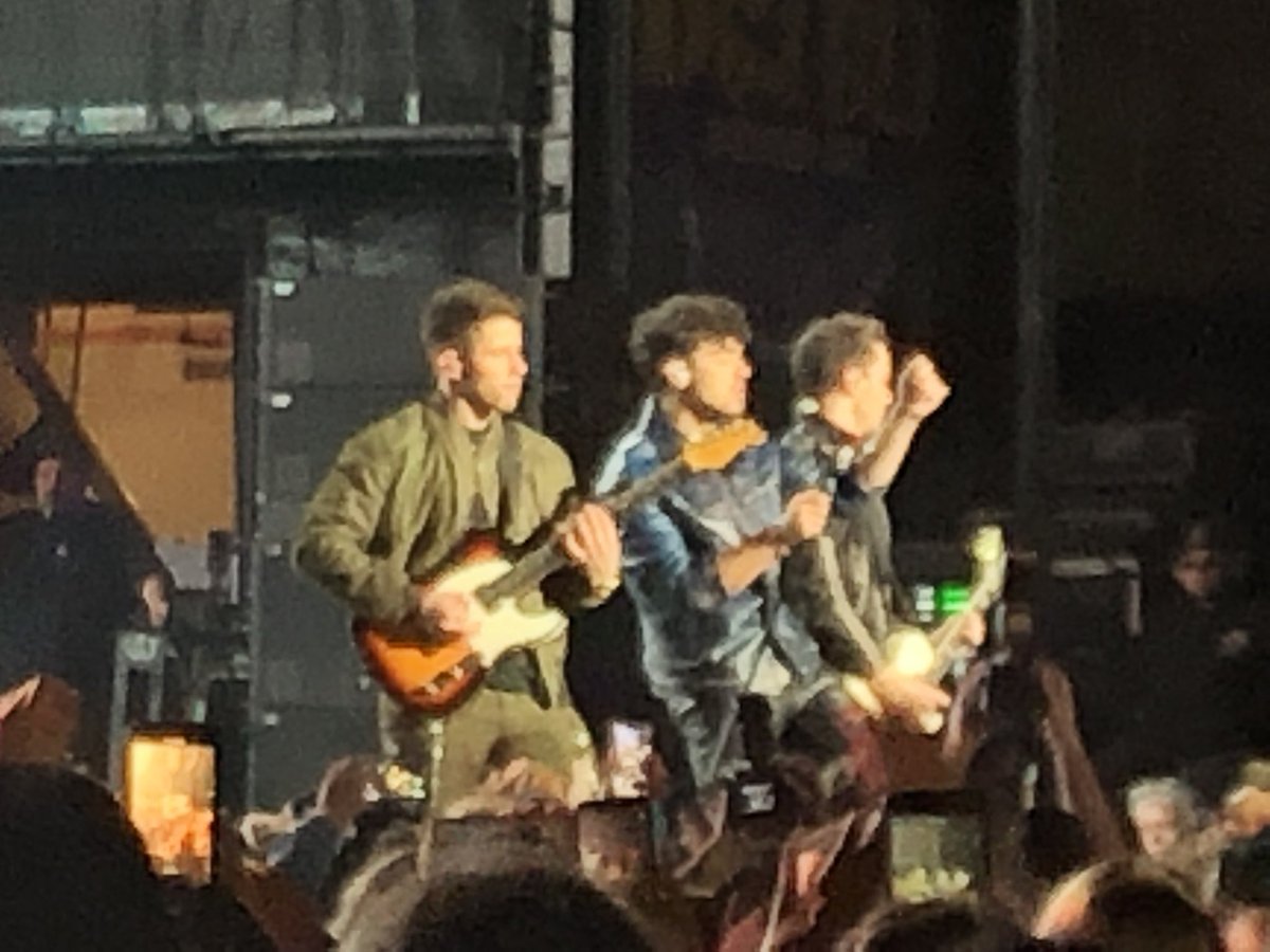 sofia_giaca's tweet photo. Words cant describe the happiness these guys bring me❤️ please don’t ever leave us again because these past 6 years felt like and eternity #jonasbeach #HappinesBegins #BLISummerJam @jonasbrothers https://t.co/RjpobLfIBl