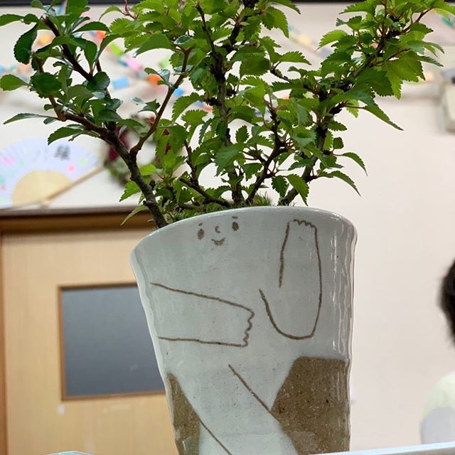 yuimarlsasayama's tweet photo. 「 やぁ どうも 
ボクは  植木しげおだよ。」 #uemasa #盆栽デザイナー#庭師#植木しげお #aobapottery #陶芸#ゆいまーる篠山 https://t.co/Os9BcsWu8F https://t.co/mHzUnB2K0z