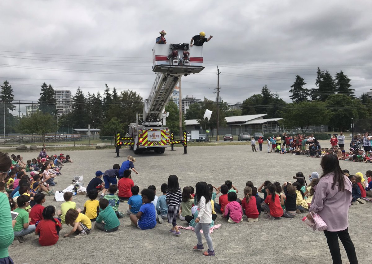 LKCougars's tweet photo. Our young inventors were showing off their ‘eggventions’ today with help from our NW Firefighters! Would the egg survive the drop from the ladder? Some got the thumbs up & some the thumbs down! #sd40learns #innovativestudents https://t.co/YybXvtYQky