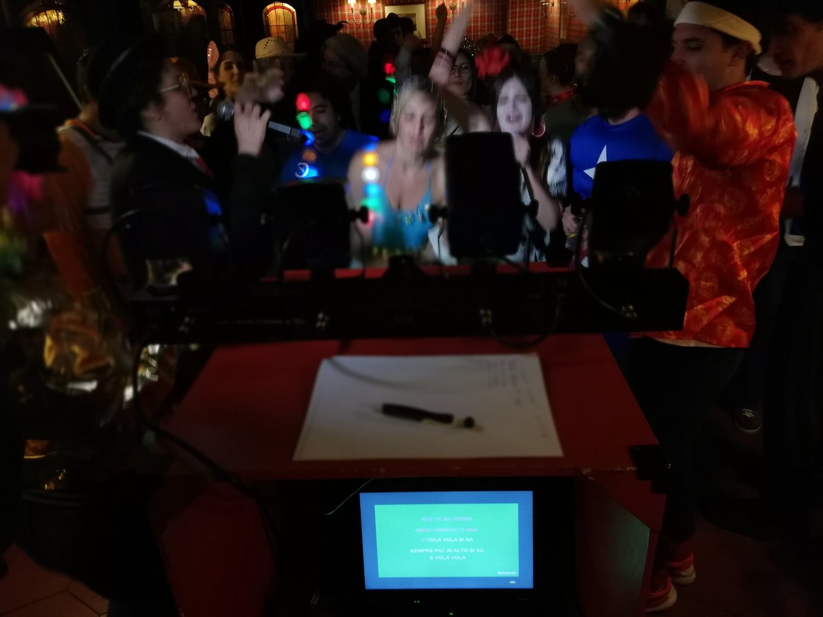 Contrata nuestro karaoke! #fiestasprivadas #cenasdeempresa #eventos #eventosprivados #cumpleaños