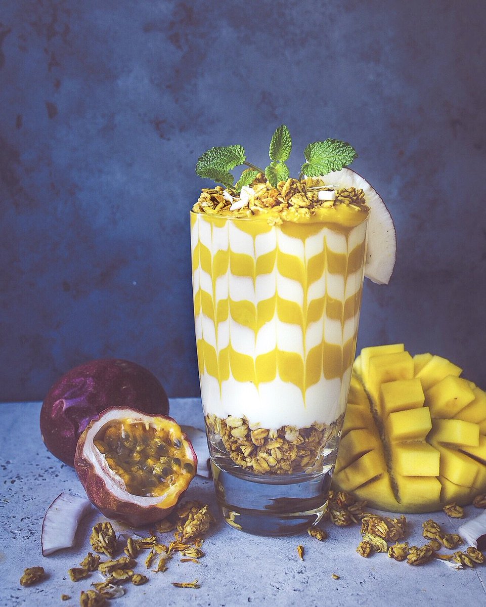 When you treat your breakfast like a piece of art 😎 Seriously, my breakfast looks like that 0.0001% but this time it was totally worth it, what do you think? 🥭 
_______ #familiainside #familiamüesli #familia #simply #natural #haferflocken #cereal #breakfast #swiss #werbung